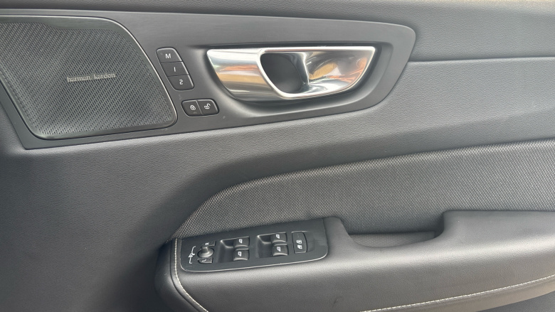 Volvo XC60 2.0 B5P Plus Black Edition 5dr AWD Geartronic Petrol Estate